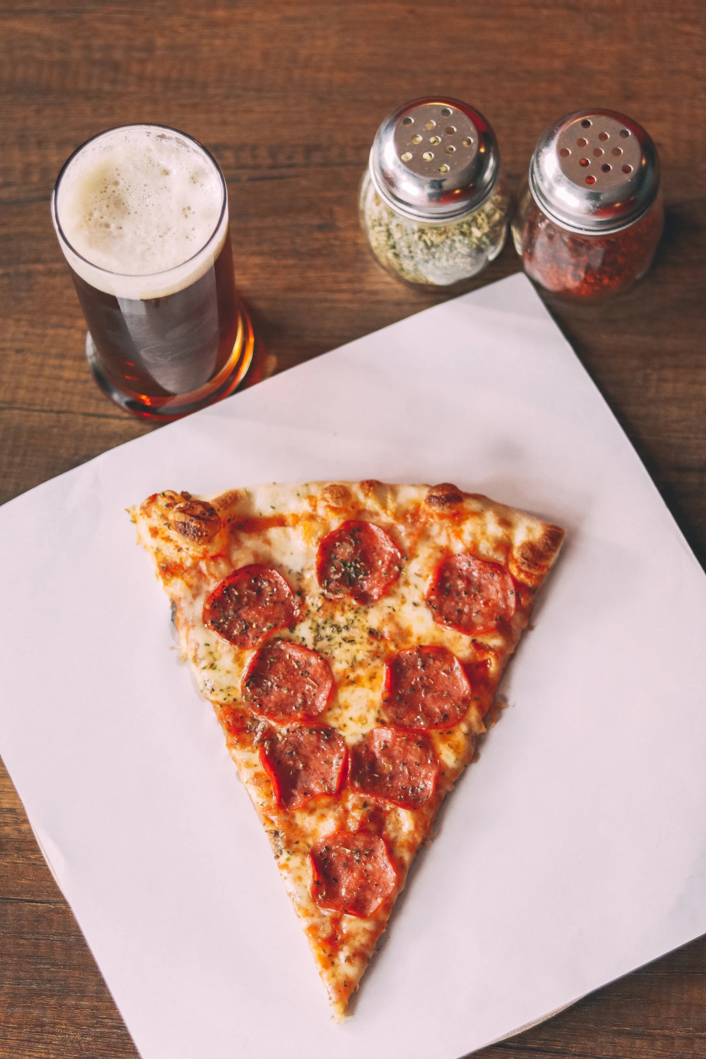 Pizza med pepperoni stykke